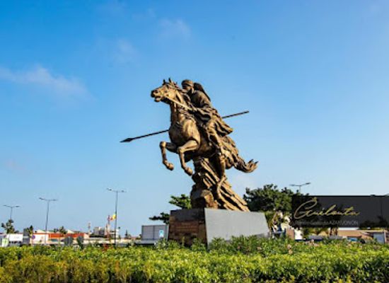 benin/littoral/attraction/statue-bio-guerra-cotonou-airport