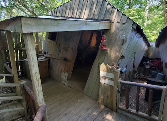 arkansas/ozark-national-forest/attraction/moonshiners-mystery-shack
