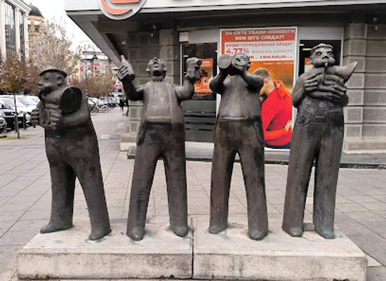 kosovo/karadak/attraction/bronze-sculpture-of-stylized-musicians