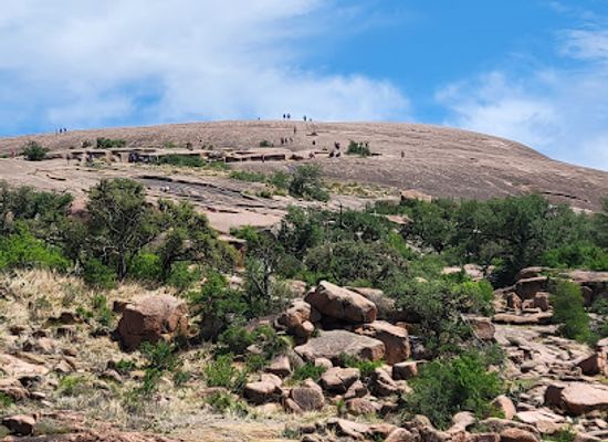 texas/enchanted-rock-state-natural-area/attraction/enchanted-rock