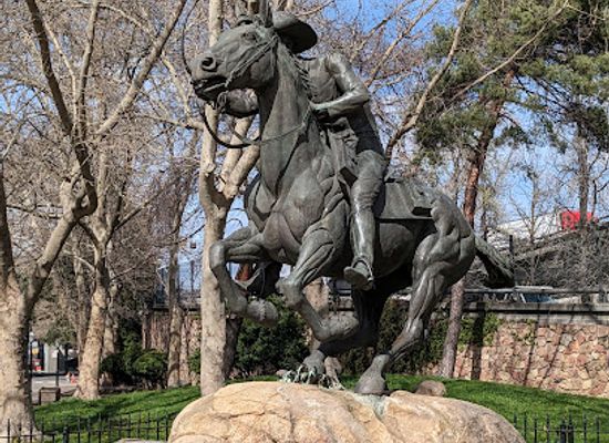 california/gold-country/attraction/pony-express-statue