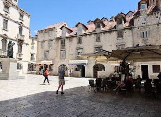 croatia/dalmatia/attraction/radic-brothers-square-fruit-square