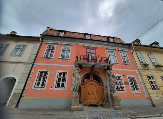 romania/sibiu/attraction/house-with-caryatides