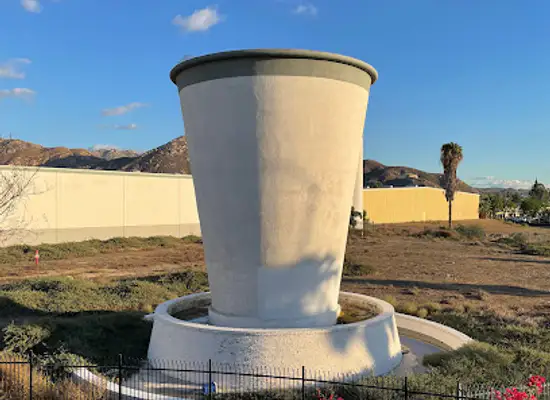 california/inland-empire/attraction/world-s-largest-paper-cup