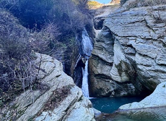 albania/toskeria/attraction/bogova-waterfall-in-berat-parking
