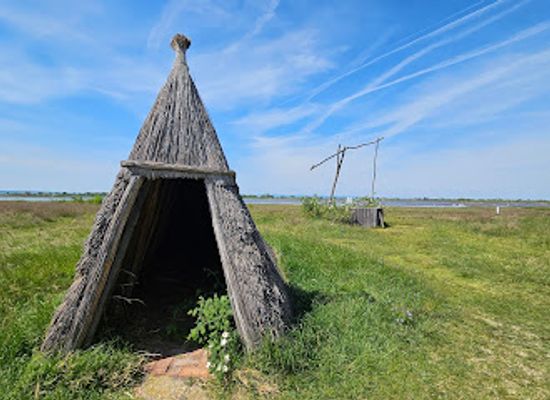 austria/neusiedler-see/attraction/schilfhutte-mit-ziehbrunnen