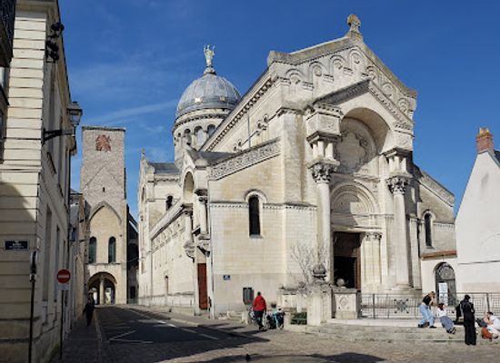 france/tours/place-plumereau/attraction/basilique-saint-martin-de-tours