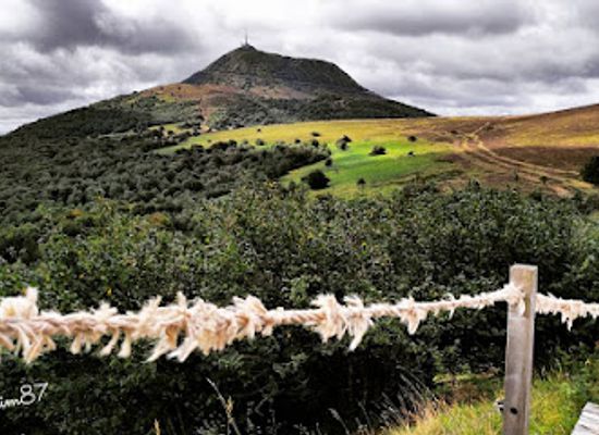 france/auvergne-volcanoes/attraction/escalier-puy-pariou