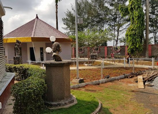 nigeria/onitsha/attraction/eze-okpoko-1-mausoleum