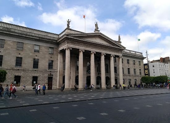 ireland/dublin/trinity-college/attraction/the-wishing-hand