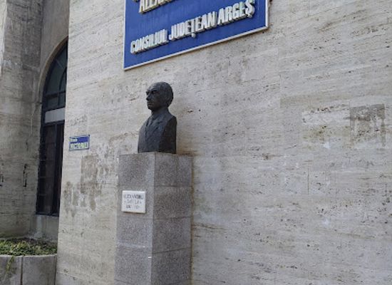 romania/pitesti/attraction/bustul-alexandru-davila