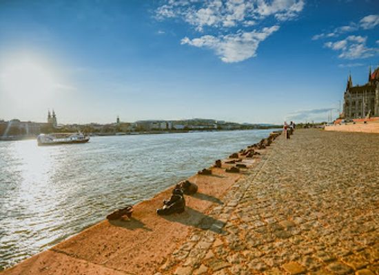 hungary/transdanubia/attraction/shoes-on-the-danube-bank