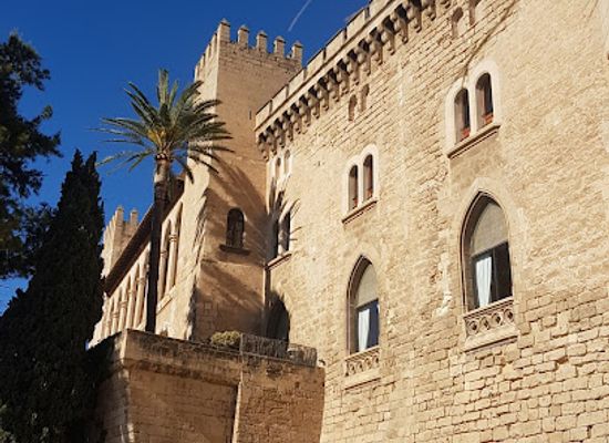 spain/balearic-islands/attraction/royal-palace-of-la-almudaina
