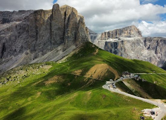italy/val-di-fassa/attraction/moon-rise-point-dolomites