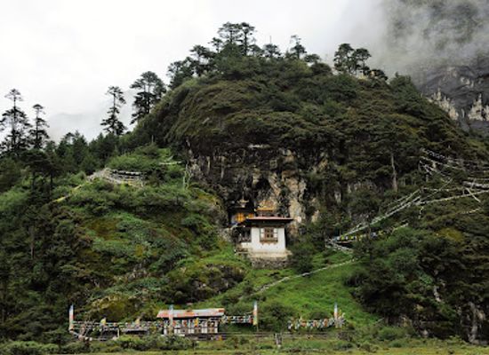 bhutan/lhuntse/attraction/singye-dzong