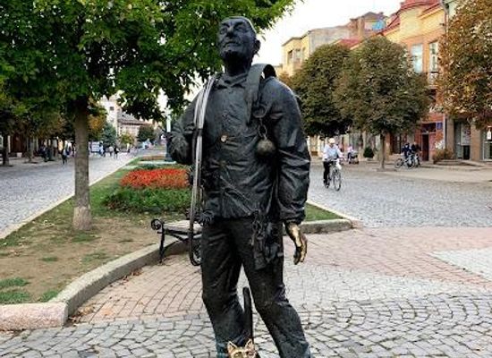 ukraine/mukachevo/attraction/pam-yatnyk-shchaslyvomu-sazhotrusu