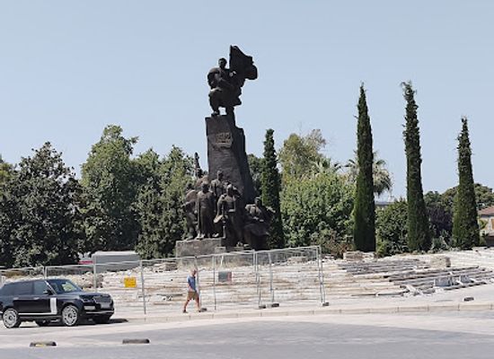 albania/has/attraction/independence-monument
