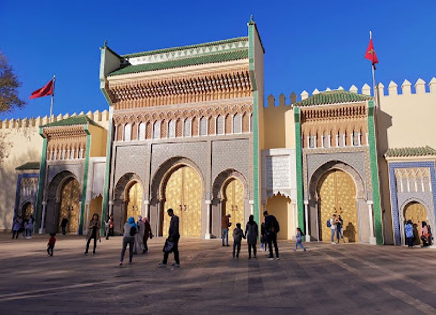 Discover the grandeur of the Puertas del Palacio Real de Fez, a stunning representation of Moroccan artistry and royal history in the heart of Fez.