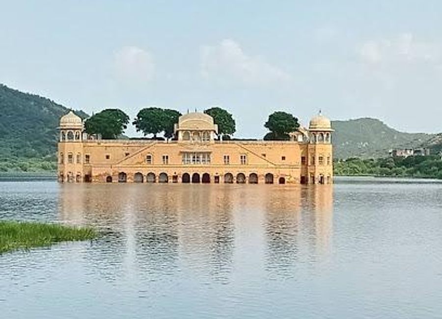 Discover the enchanting Jal Mahal, a stunning floating palace in Jaipur, surrounded by scenic beauty and rich history, perfect for unforgettable memories.