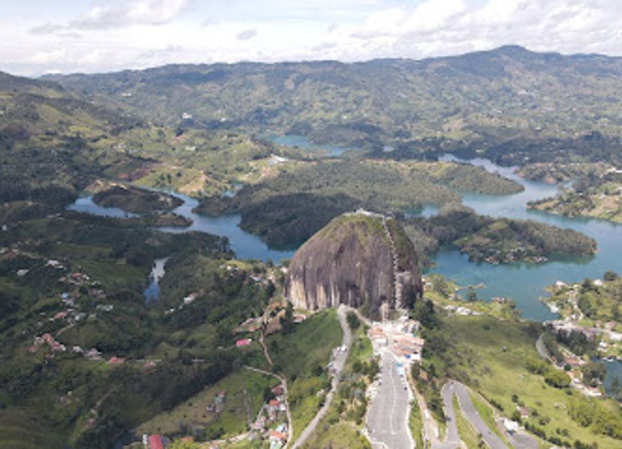 Explore Gran Zocalero in Guatapé: A vibrant showcase of Colombian culture through stunning zocalos and breathtaking landscapes.