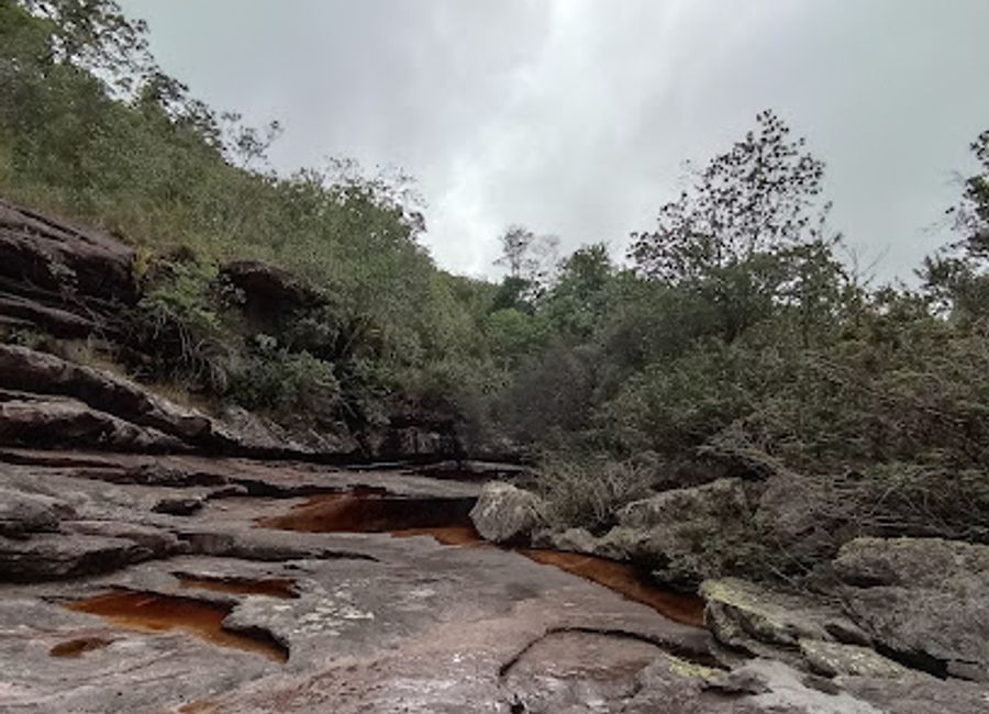 Explore the tranquil beauty of Cachoeira da Lage, a stunning waterfall in Lençóis, Bahia, perfect for nature lovers and adventure seekers.