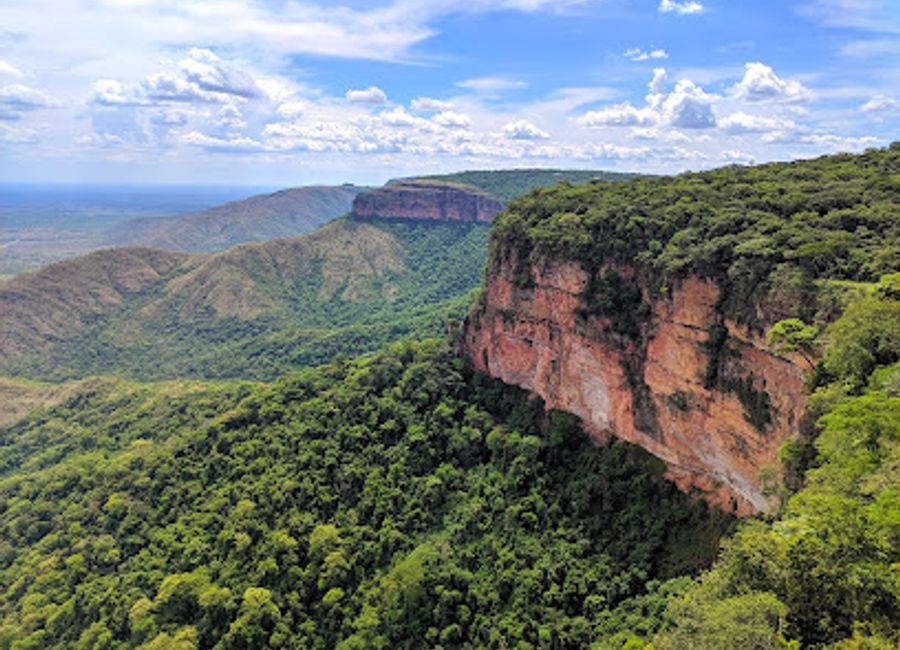 Experience stunning panoramic views at Lookout Morro dos Ventos, a scenic gem in Chapada dos Guimarães, Brazil, perfect for nature lovers and adventure seekers.