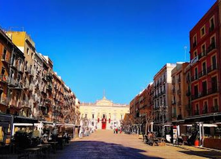 Discover the vibrant Plaça de la Font in Tarragona, a lively square brimming with history, culture, and delectable culinary delights.