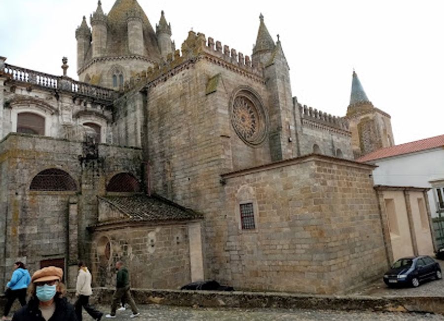 Explore the poignant Monument to the Dead of the Great War in Évora, a tribute to sacrifice and a reflection of history's impact on society.
