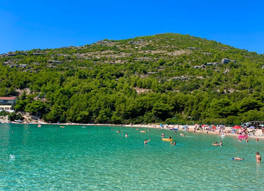 Discover Uvala Prapratno, a tranquil bay in Metohija, Croatia, perfect for relaxation, adventure, and breathtaking natural beauty.