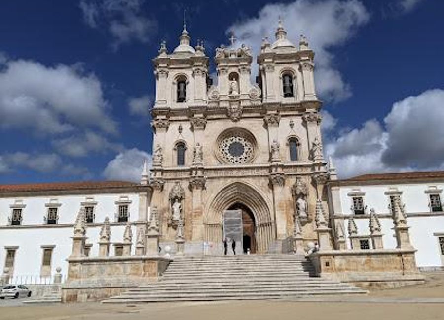Explore the Monastery of Alcobaça, a UNESCO World Heritage site showcasing stunning Gothic architecture and a rich history of Cistercian monks in Portugal.