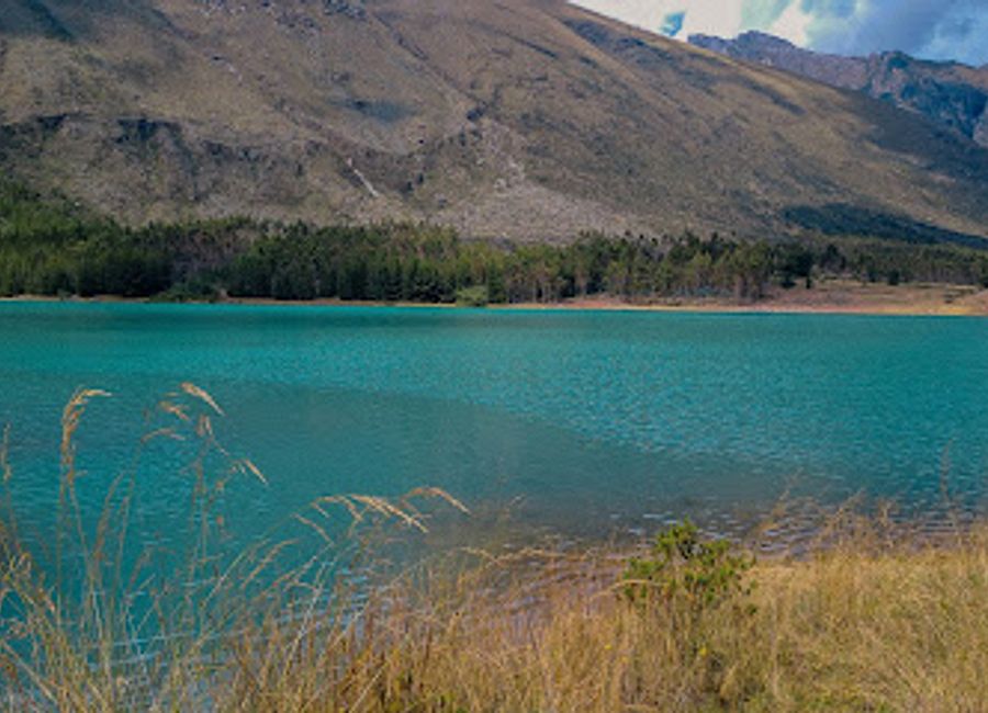 Experience the breathtaking beauty of Laguna Queushu, a serene lagoon in Peru, perfect for nature lovers and adventure seekers alike.