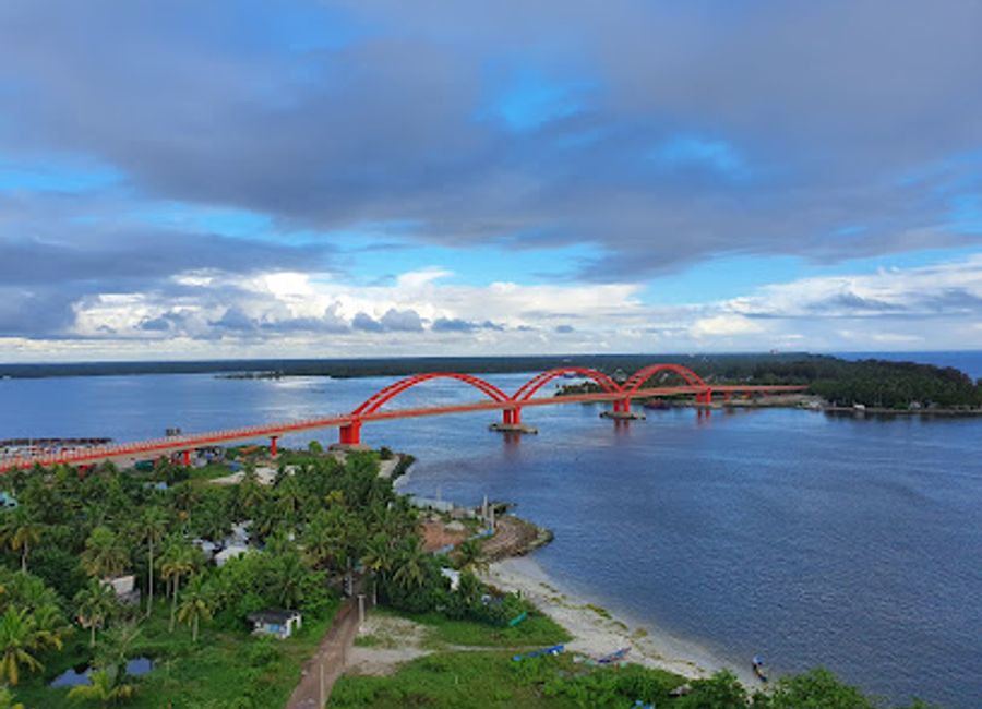 Explore the Pentagon Lighthouse in Valiyazheekkal for breathtaking views and a glimpse into Kerala's maritime heritage.