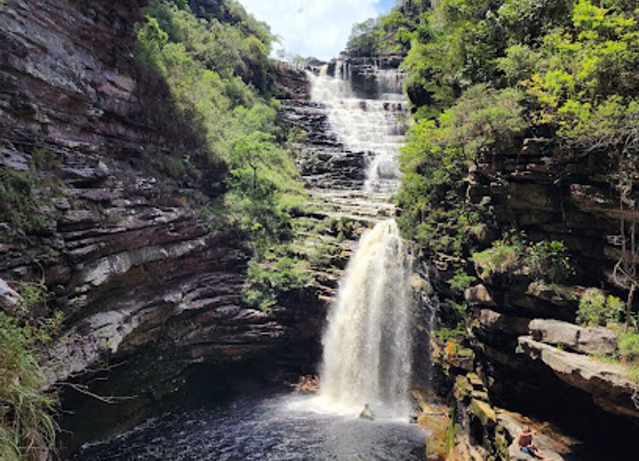 Explore the stunning Cachoeira do Sossego in Chapada Diamantina, Bahia, a breathtaking waterfall surrounded by lush landscapes and serene hiking trails.