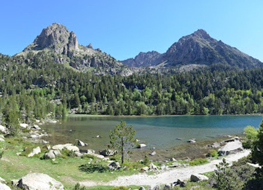 Explore the natural beauty of Estany de Ratera, a serene hiking area nestled in the breathtaking Pyrenees mountains, perfect for nature lovers and adventurers.