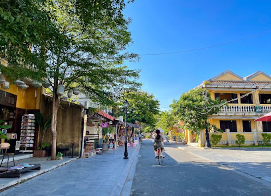 Discover the timeless beauty of Hội An, a UNESCO World Heritage site known for its unique blend of cultures, stunning architecture, and vibrant street life.