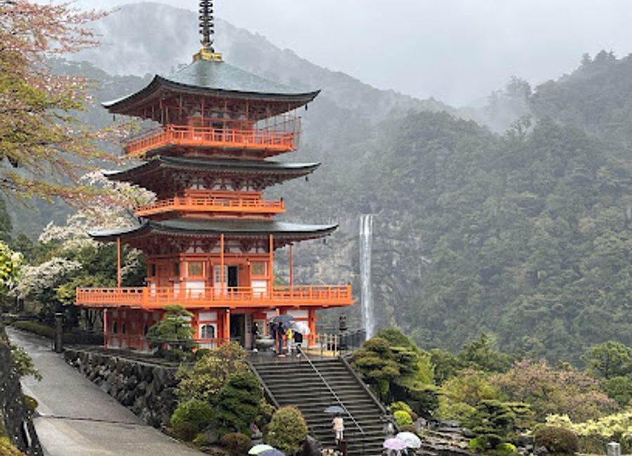 Explore the Kumano-Nachi Taisha Grand Shrine Homotsu-den Treasure Hall, a historical gem showcasing Japan's Shinto heritage and breathtaking natural beauty.