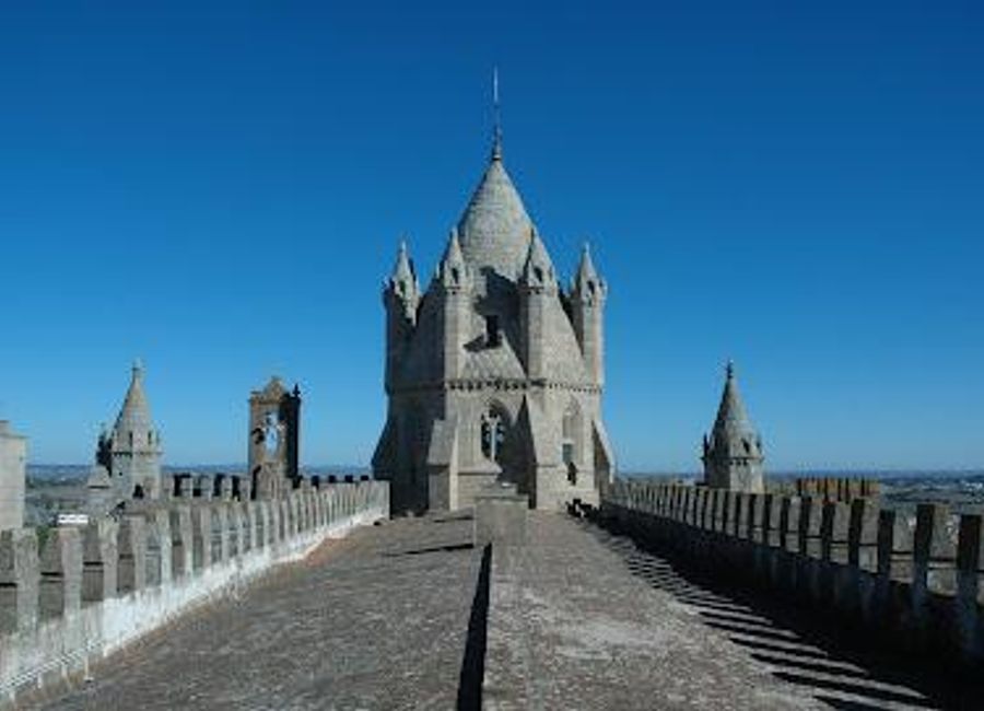 Explore the Cathedral of Évora, a stunning Gothic masterpiece and UNESCO World Heritage site, reflecting Portugal's rich history and architectural beauty.