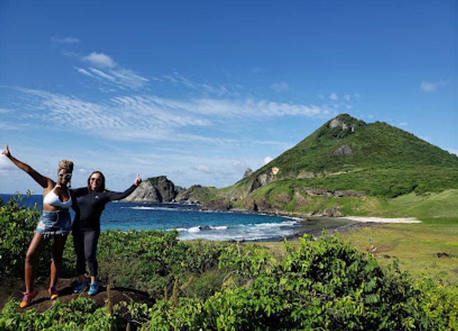 Discover Praia do Atalaia in Fernando de Noronha: a natural aquarium with crystal-clear waters, vibrant marine life, and stunning scenery.