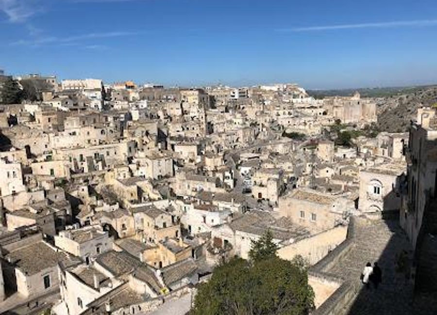 Discover the rich history of Matera at Casa Grotta Narrante, where cave dwellers' stories come to life in stunning detail.