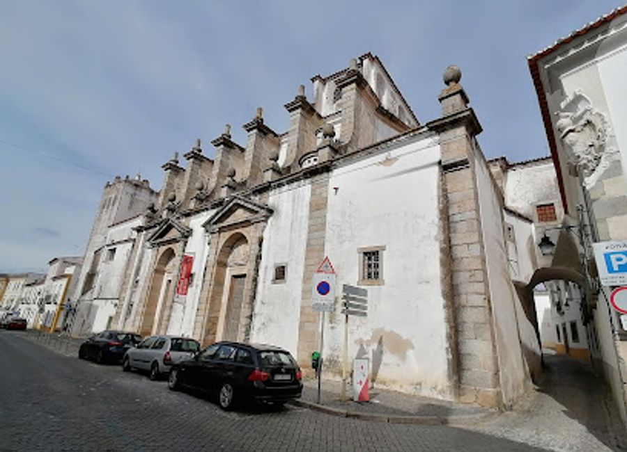 Explore the serene Convento de Santa Clara in Évora, a historical gem showcasing beautiful architecture and a tranquil atmosphere.