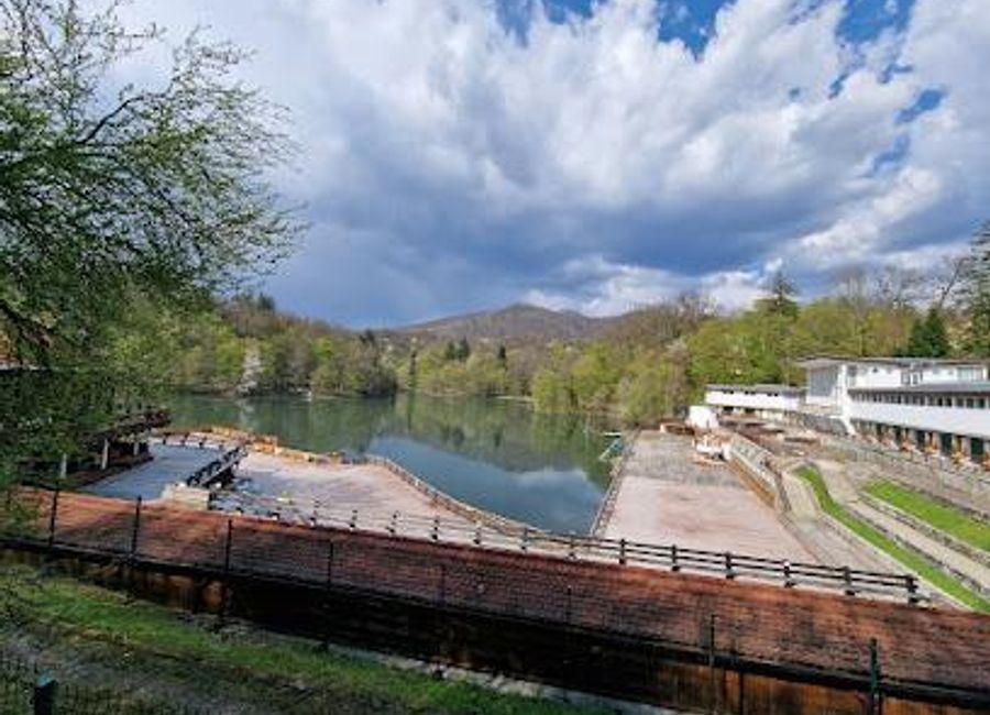 Experience the serene beauty of Bear Lake in Sovata, Romania, where stunning views and tranquil surroundings create an unforgettable getaway.