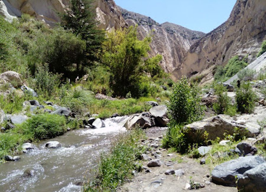 Explore the breathtaking Capua Waterfall in Yura Viejo, Peru—a hidden gem surrounded by lush nature and stunning landscapes ideal for outdoor enthusiasts.