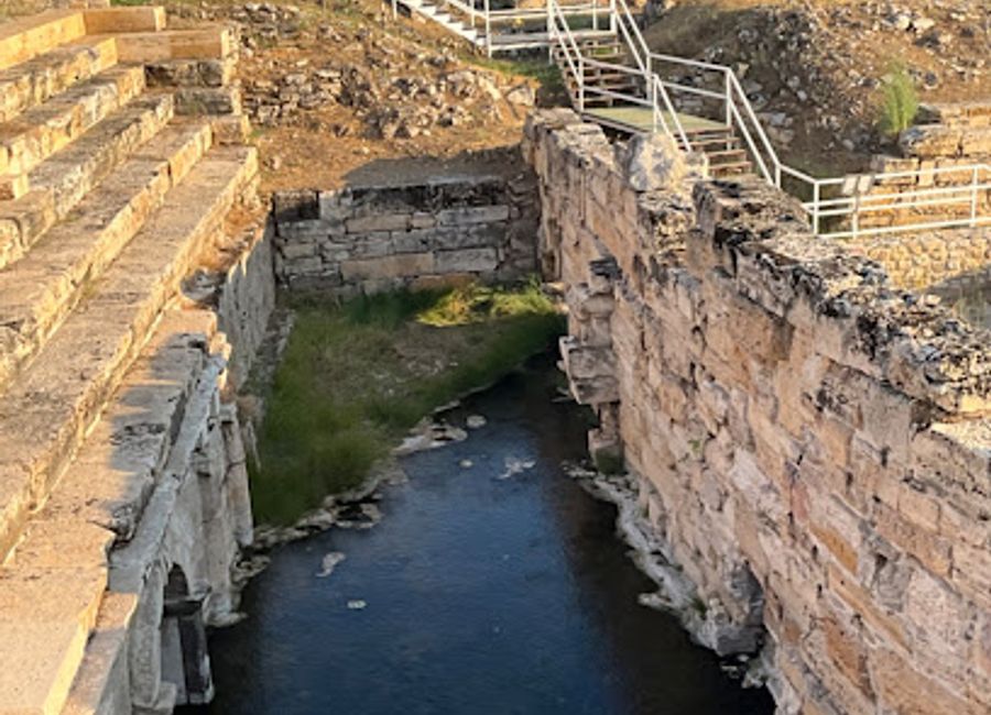 Explore Cehennem Kapısı, an extraordinary gateway to ancient myths and stunning natural beauty in Pamukkale, Turkey.