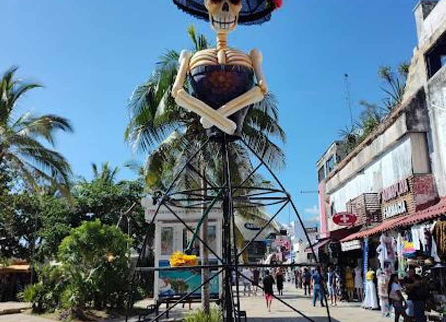 Discover the vibrant La Quinta Avenida in Playa del Carmen, a lively hub of shopping, dining, and entertainment along the stunning Caribbean coast.