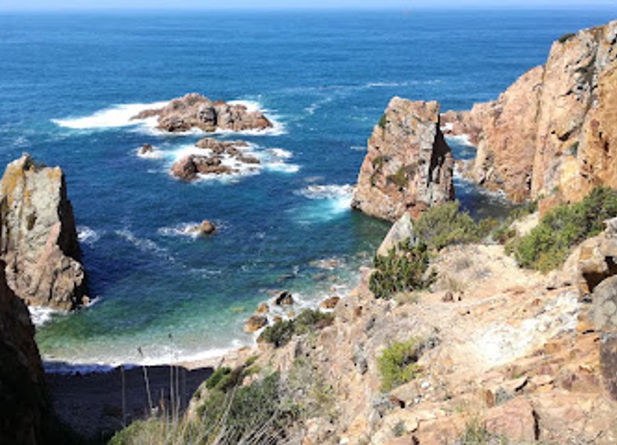 Explore the tranquil shores of Praia do Porto do Touro, a stunning beach in Alcabideche, perfect for relaxation and natural beauty.