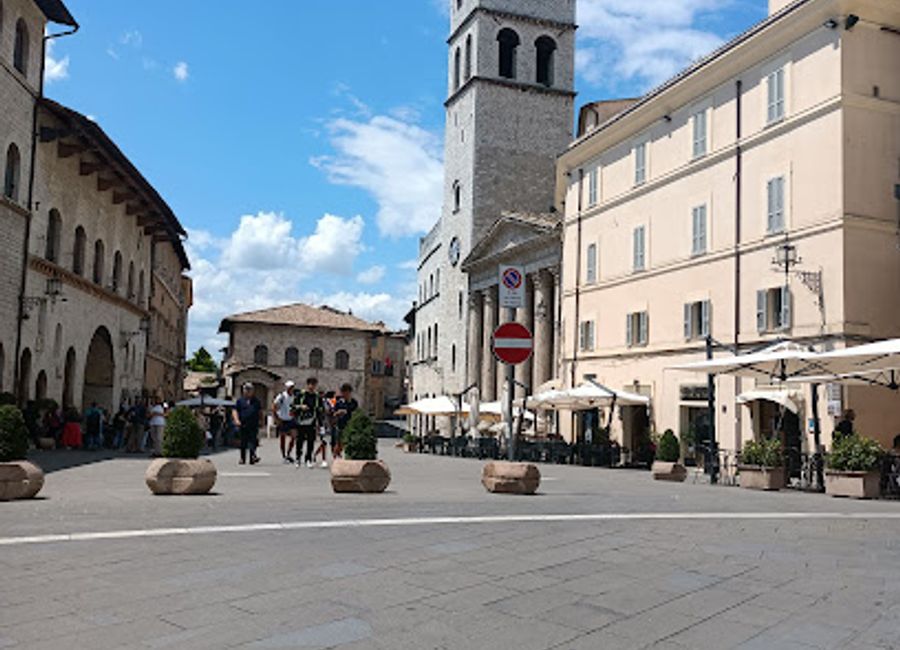 Discover the artistic treasures and historical significance of Palazzo Bonacquisti in the heart of Assisi, Italy.
