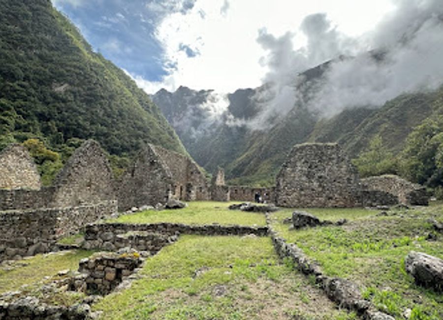 Discover Chachabamba, the enchanting start of the Inca Trail, rich in history and breathtaking scenery, close to Machu Picchu's wonders.