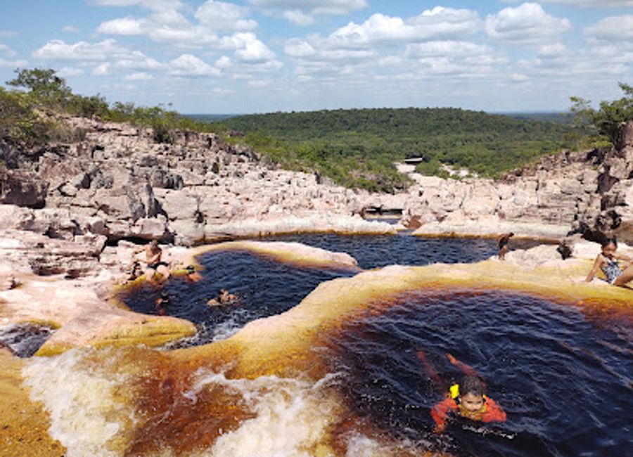 Explore the stunning beauty of Roncador Waterfall in Lençóis, Bahia—a natural paradise in the heart of Brazil's Chapada Diamantina!