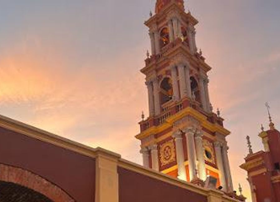 Discover Salta's iconic Iglesia y Museo San Francisco: a blend of stunning architecture, religious art, and rich history in the heart of the city.