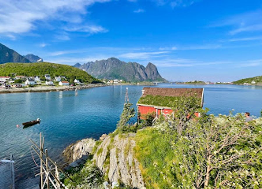 Discover the breathtaking beauty of Reine, Norway, a scenic fishing village renowned for its stunning landscapes and photographic opportunities in the Lofoten Islands.